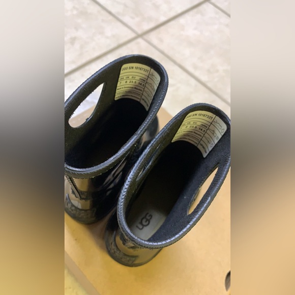 Excellent used condition ( like new) toddler size 7 shiny rainboot - Picture 4 of 4